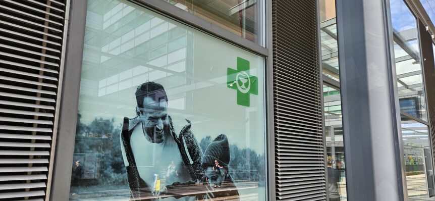 Mainosteippaus suojaa liiketilassa asioivia katseilta.