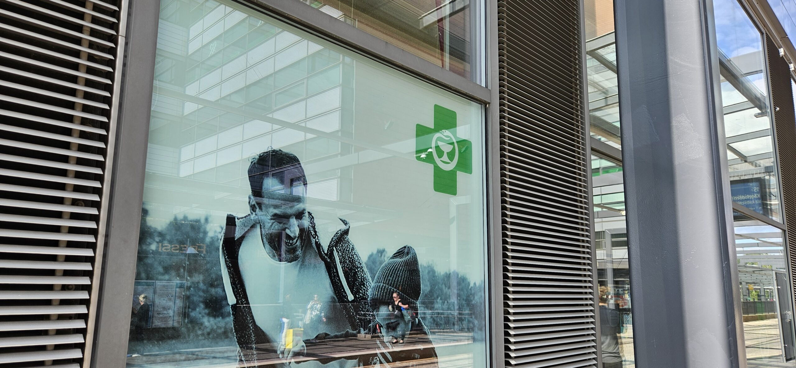 Mainosteippaus suojaa liiketilassa asioivia katseilta.