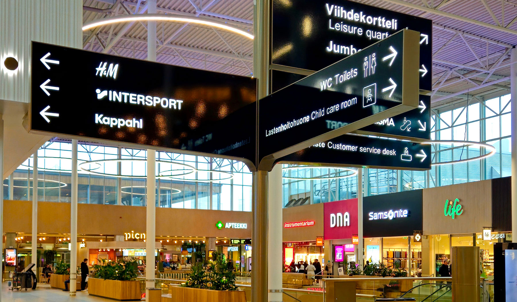 Yrityksen valomainos ohjaa asiakkaita perille.