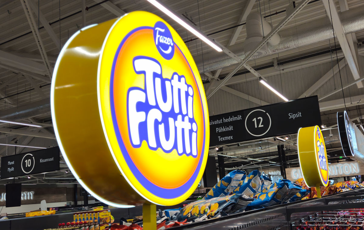 Valokotelomainos karkkiosastolla.