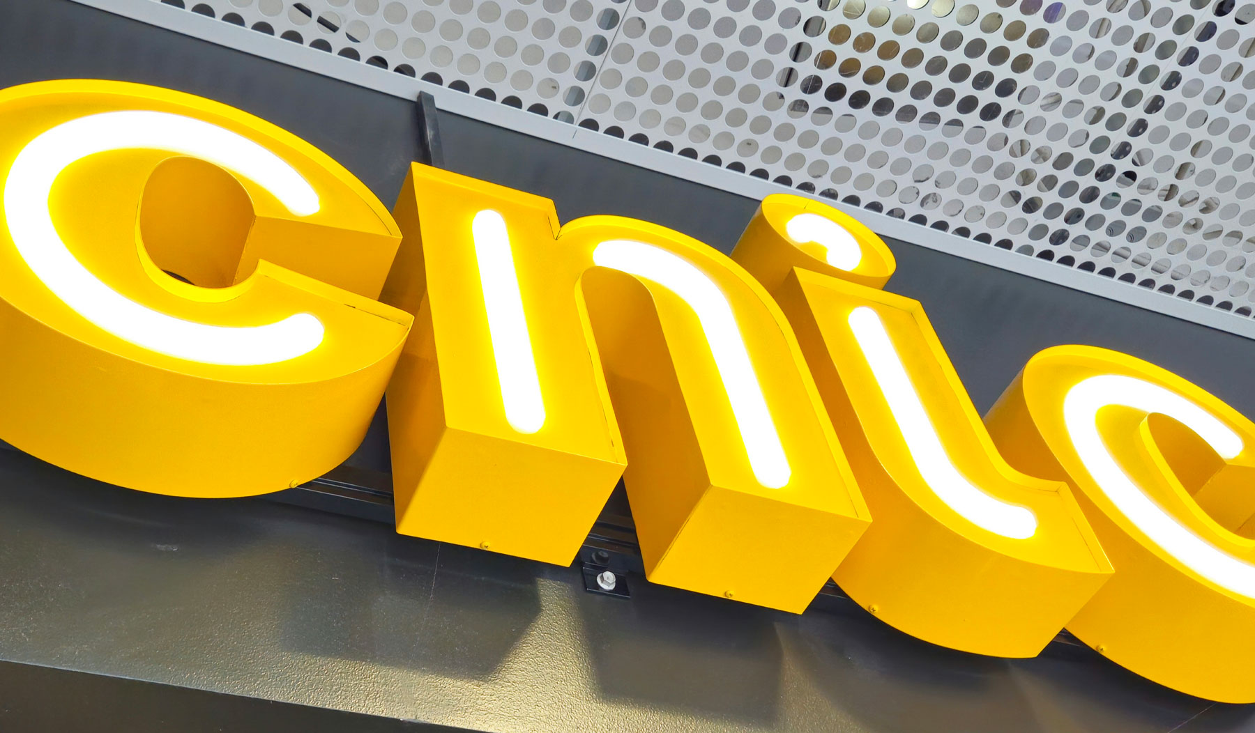 Featured image for “Yrityksen valomainos – Näkyvyys, joka kääntyy myynniksi”