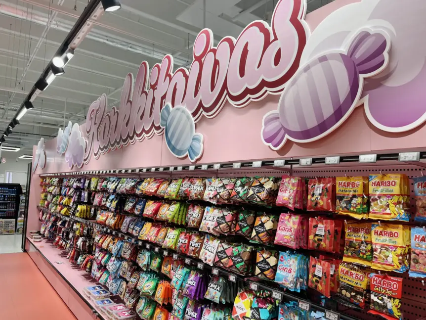 Vaaleanpunainen makeisosasto K-Supermarket L&ouml;ytiksess&auml;