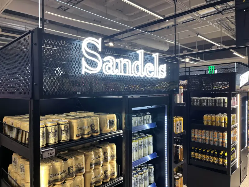 Valaistu Sandels-juomaosaston kyltti K-Supermarket L&ouml;ytiksess&auml;