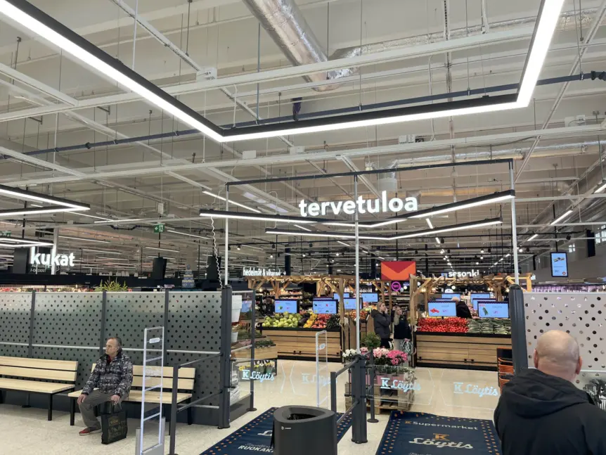 Valaistu tervetuloa-opaste K-Supermarket L&ouml;ytiksen sis&auml;&auml;nk&auml;ynnill&auml;