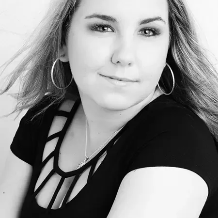 Svartvitt närporträtt av Laura