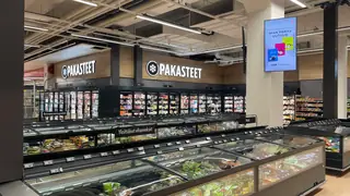 Pakastealtaat ja korkeat pakastekaapit, joiden yläpuolella on valaistut Pakasteet-opasteet