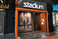 Oranssi portaali kehystää Stadiumin sisäänkäyntiä valkoisen logon alapuolella