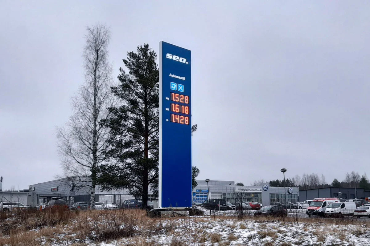 Sininen SEO-hintapyloni lumisen tien varrella.