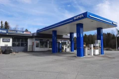 An SEO filling station with a blue and white canopy and blue pump islands.
