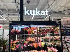 Valaistu Kukat-opaste kukkakylmiön yläpuolella KSM Löytiksessä