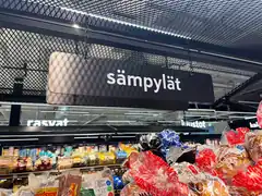 Valkoinen Sämpylät-teksti mustassa opasteessa leipähyllyn yläpuolella KSM Löytiksessä