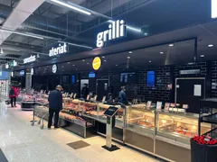 Valaistut Ateriat- ja Grilli-opasteet palvelutiskien yläpuolella KSM Löytiksessä
