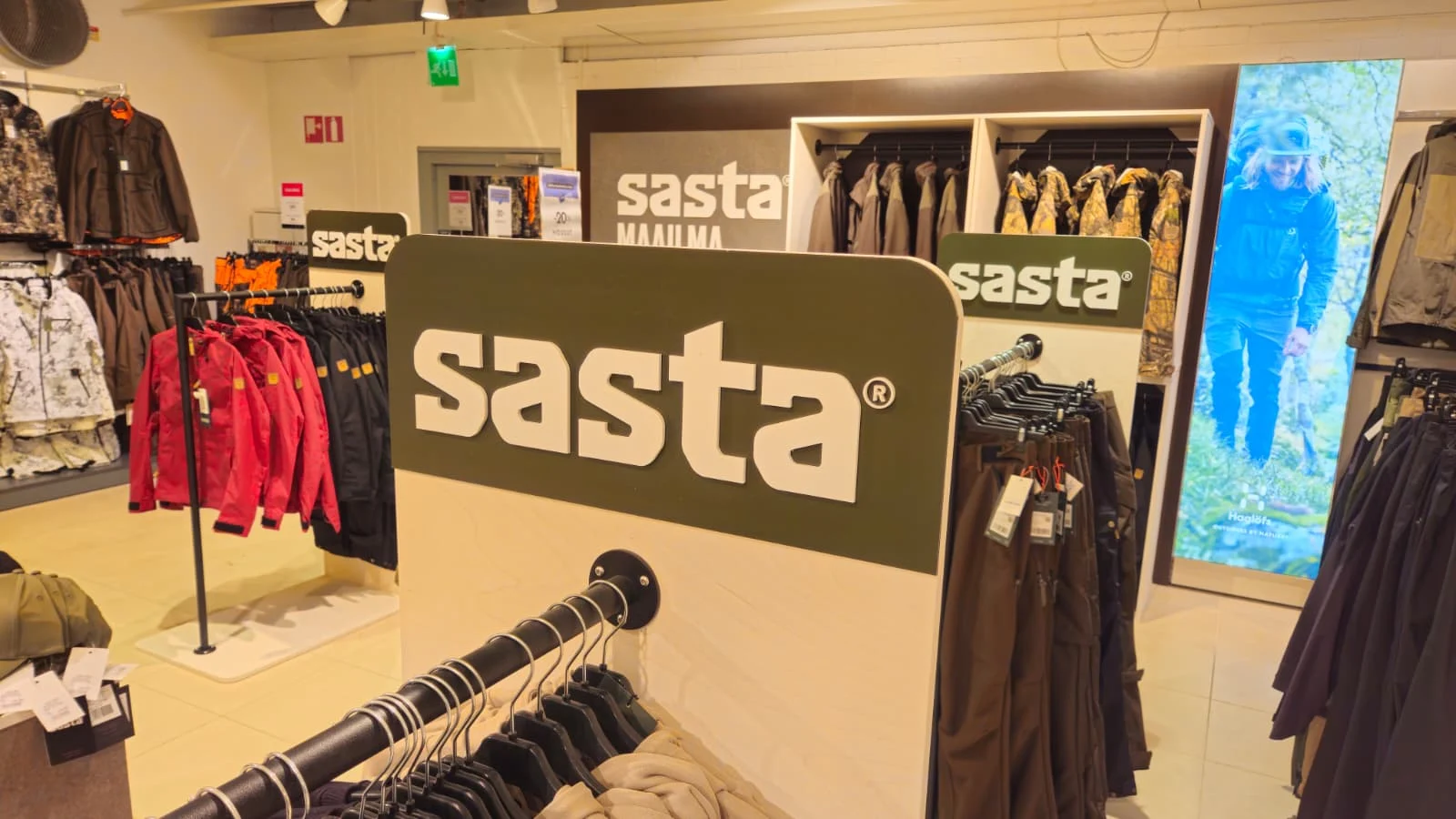Sasta-kyltti vaaterekin päädyssä vaateosaston keskellä