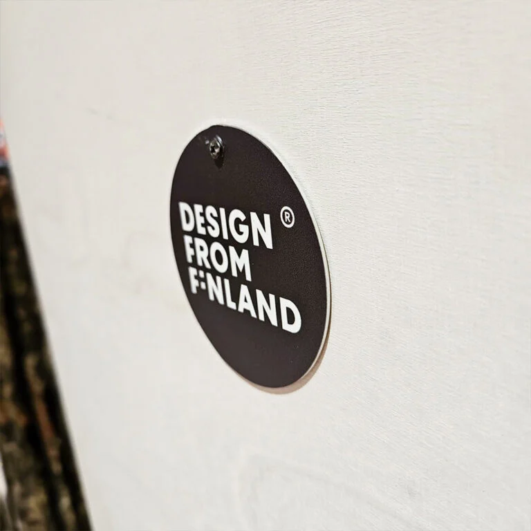 Musta Design from Finland -merkki Sastan vaaleassa myymäläkalusteessa