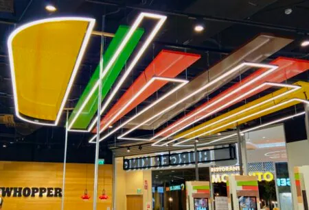 Värilliset kattopaneelit ja valolinjat Burger Kingissä Matkuksessa
