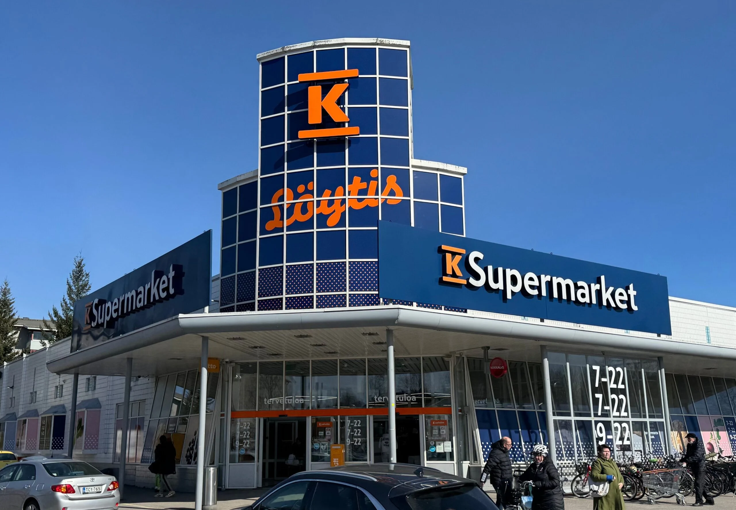 Löytiksen K-torni ja K-Supermarket-kirjaimet Nokian myymälän julkisivulla