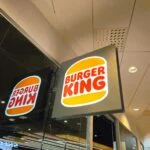 Burger King -valokyltti ulkonee seinästä kauppakeskuksen käytävälle