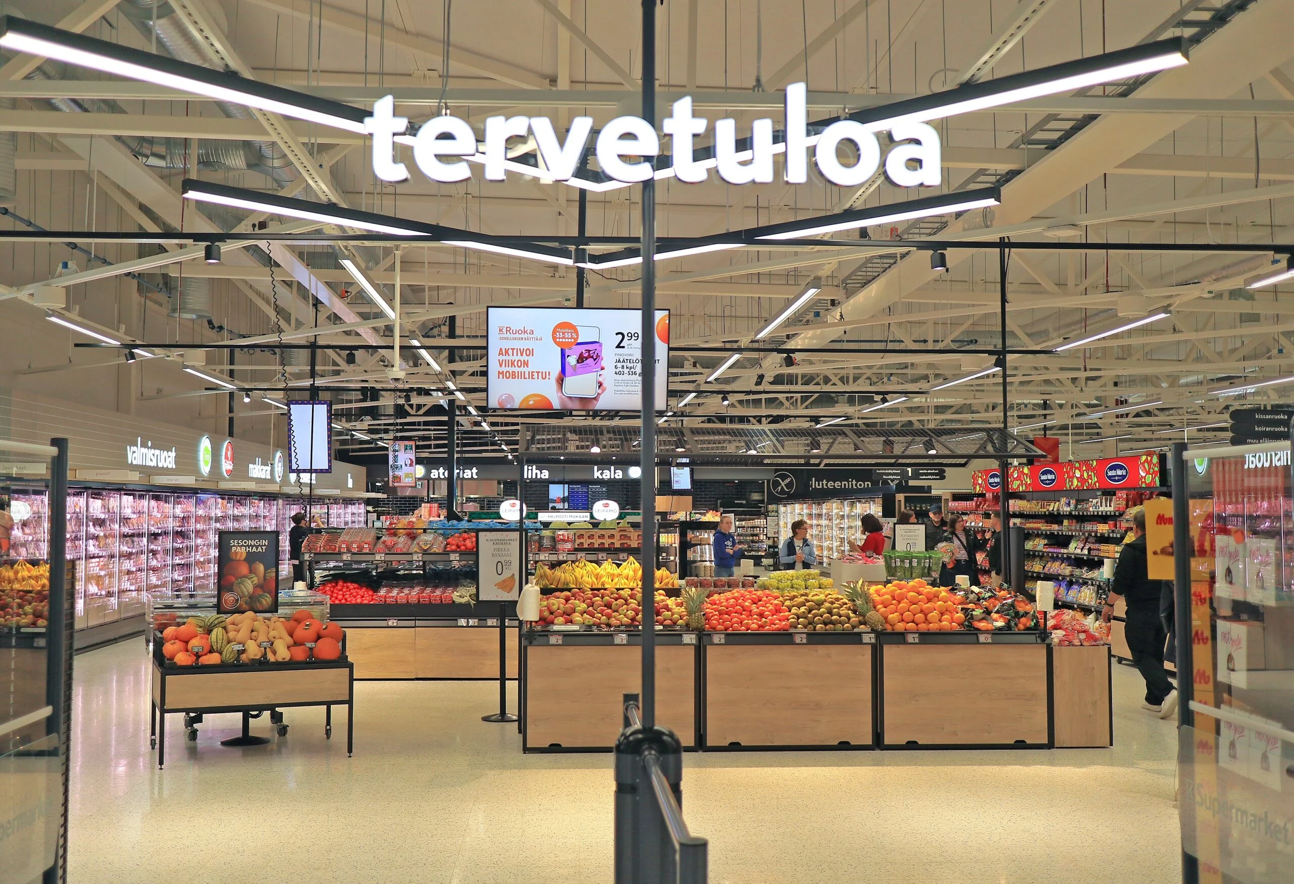 Valaistu tervetuloa-kyltti K-Supermarket Kauhavan sisääntulossa