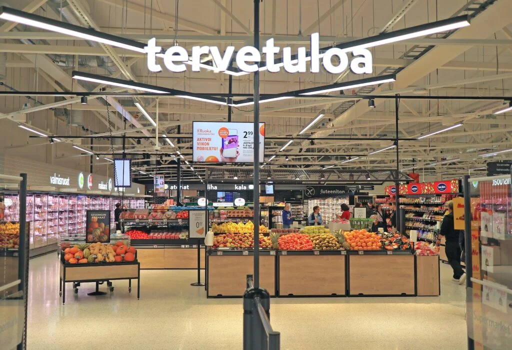 Valaistu tervetuloa-kyltti K-Supermarket Kauhavan sisääntulossa