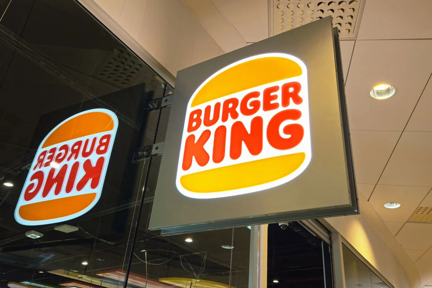 Burger King -logo neliönmuotoisessa ulkonevassa valokyltissä