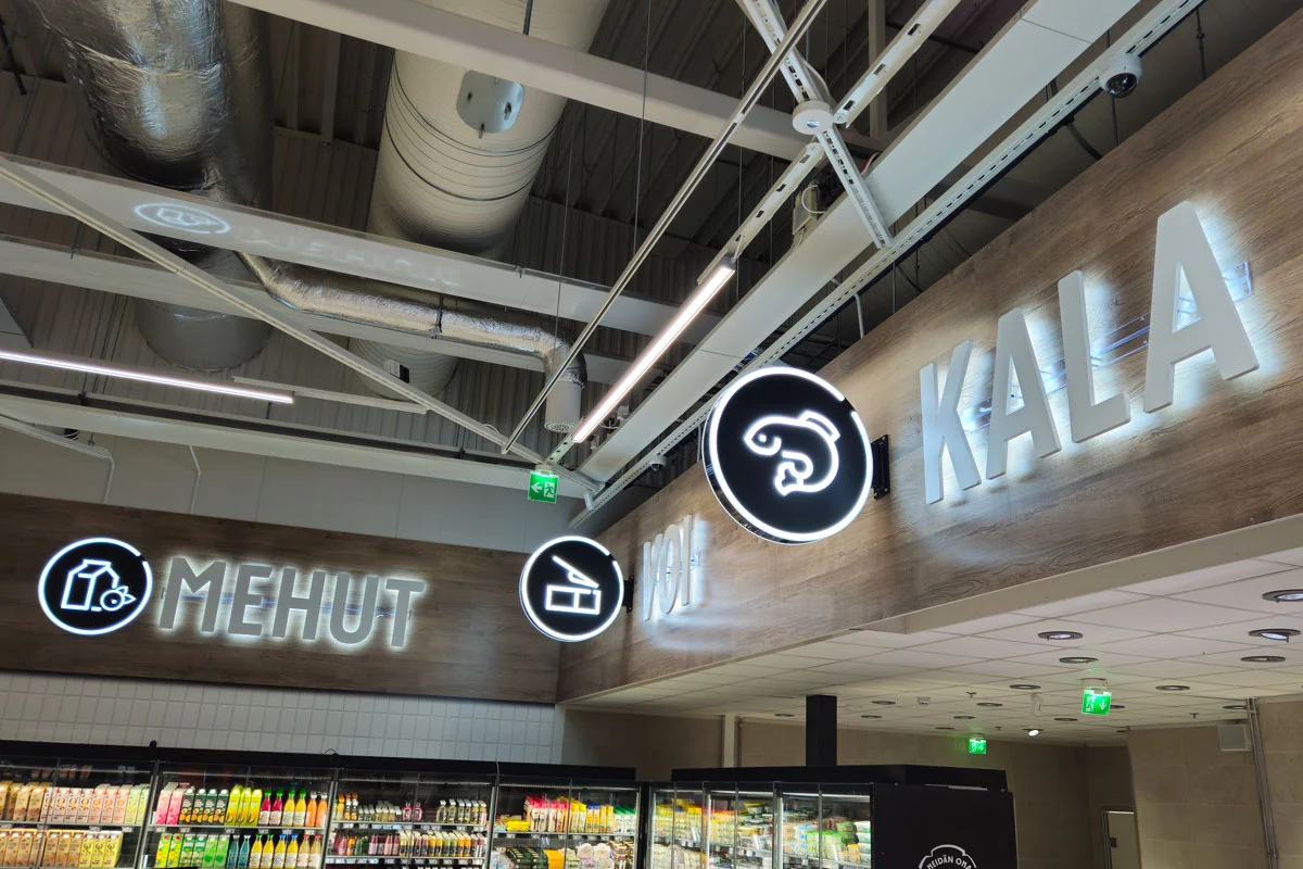 Kala- ja Mehut-valokirjaimet K-Citymarket Lempäälän puukuvioisella opastepinnalla