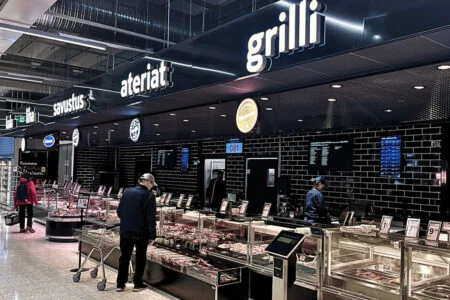 Löytiksen palvelutiskin opasteet Valaistut grillin, aterioiden ja sushin opasteet Löytiksen palvelutiskin yllä
