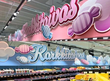 Vaaleanpunainen ja sininen Karkkitaivas-opaste Löytiksen makeisosastolla