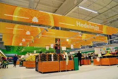 Ruokakaupan hedelmäosasto, jonka yllä on oransseja hedelmäkuvia ja Hedelmät-teksti.