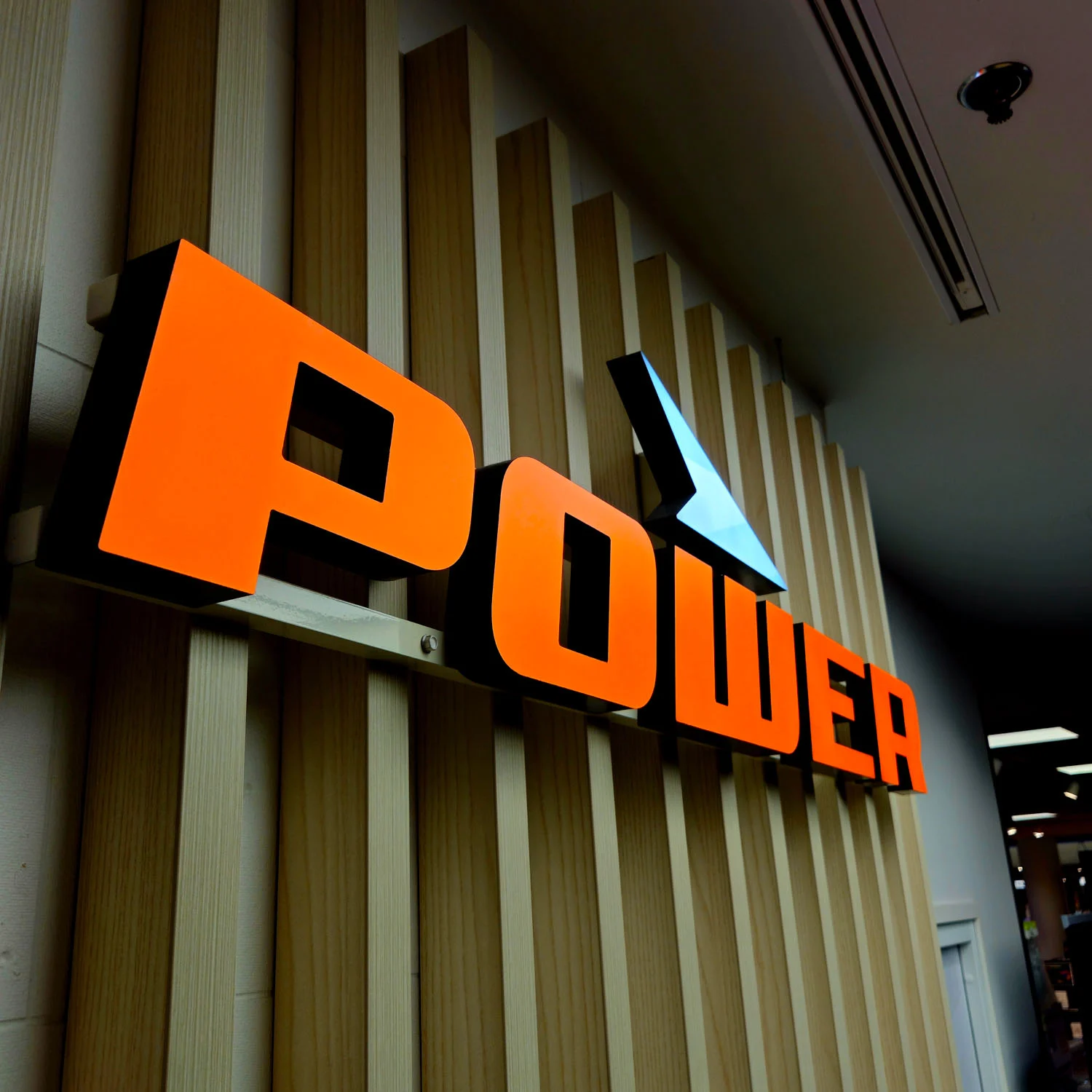 Kolmiulotteiset Power-kirjaimet rimoitetulla seinällä Itiksessä