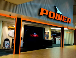 Oranssit Power-kirjaimet ja sisäänkäyntikehykset Itiksessä