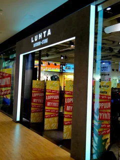 Luhta Outdoor Store -sisäänkäynti valkoisin valolinjoin Itiksessä