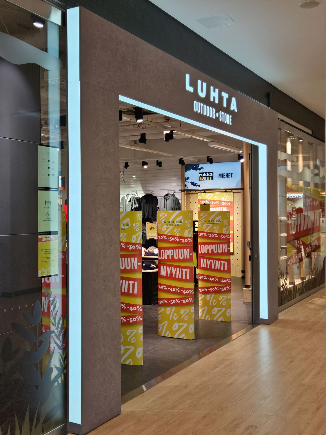 Valaistu kehys Luhta Outdoor Store -myymälän sisäänkäynnillä Itiksessä