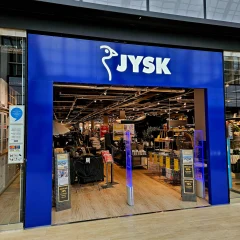 Sininen JYSK-portaali kehystää myymälän sisäänkäyntiä Itiksessä