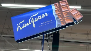 Karl Fazer -suklaalevyn muotoinen opaste K-Citymarket Sellossa