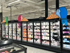 Värikkäät jäätelötötteröopasteet K-Citymarket Kolumbuksen pakastekaappien päällä