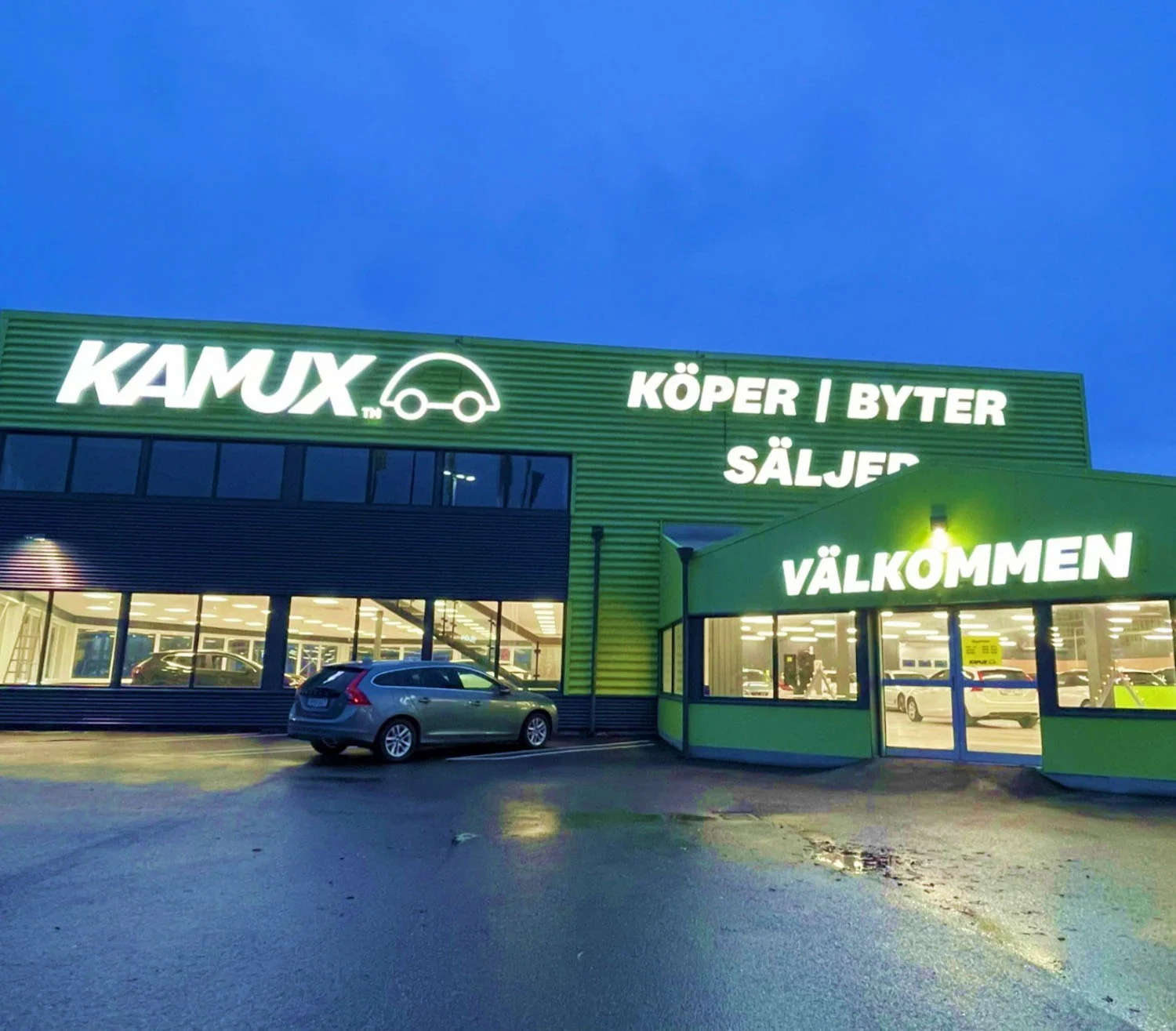 Valaistut Kamux-kirjaimet Bäckebölin autoliikkeen julkisivulla