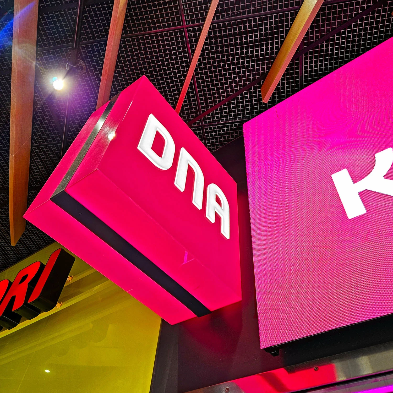 Vaaleanpunainen DNA-valokyltti Sellon kauppakeskuksessa
